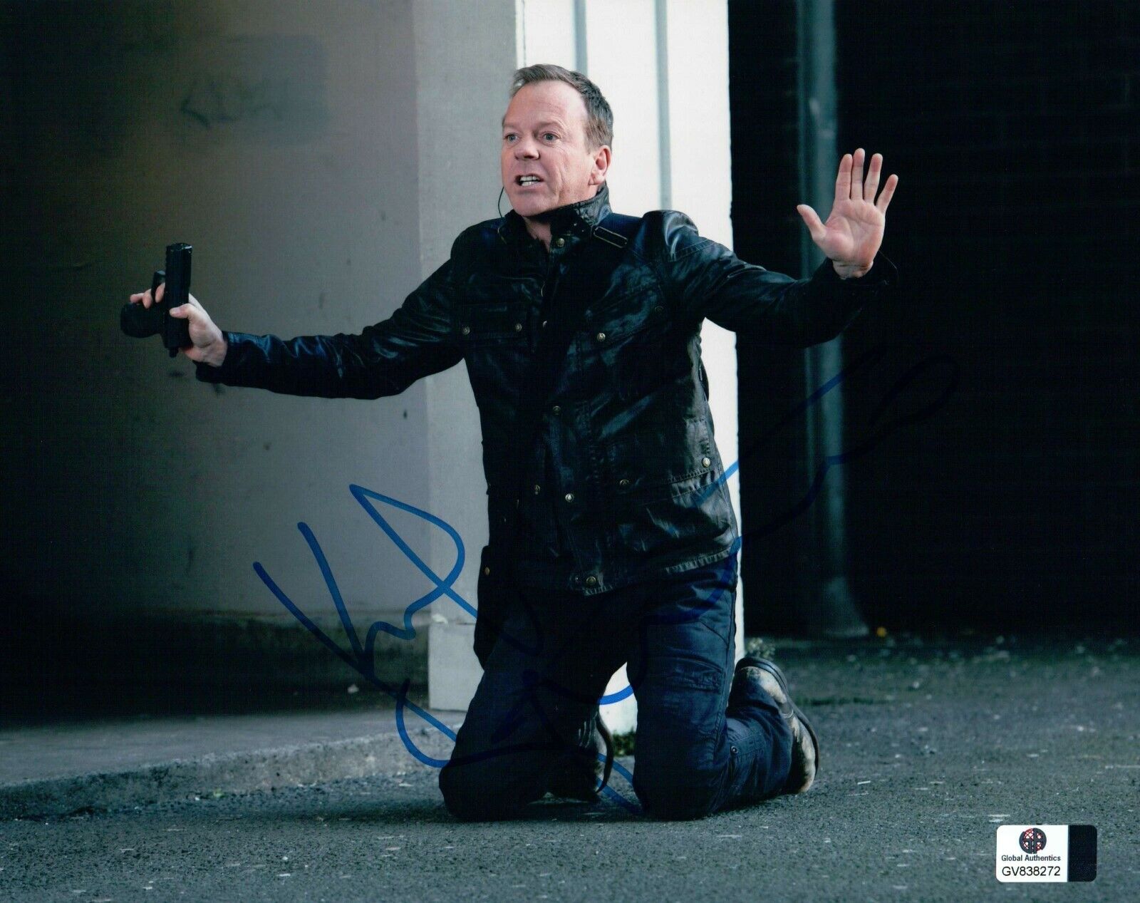 Kiefer Sutherland Signed Autographed 8X10 Photo Poster painting 24 Surrendering on Knees 838272