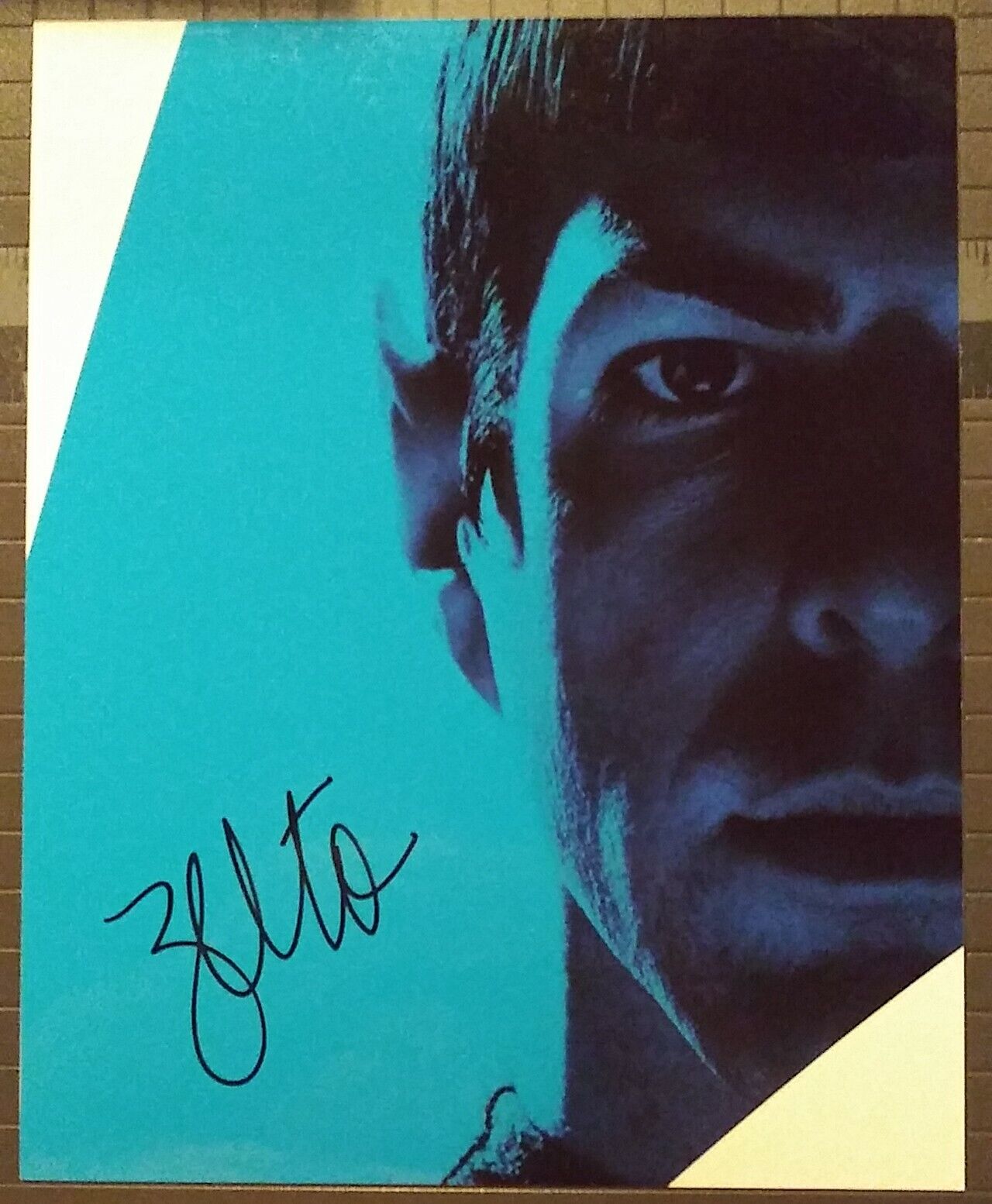 Zachary Quinto signed 8x10