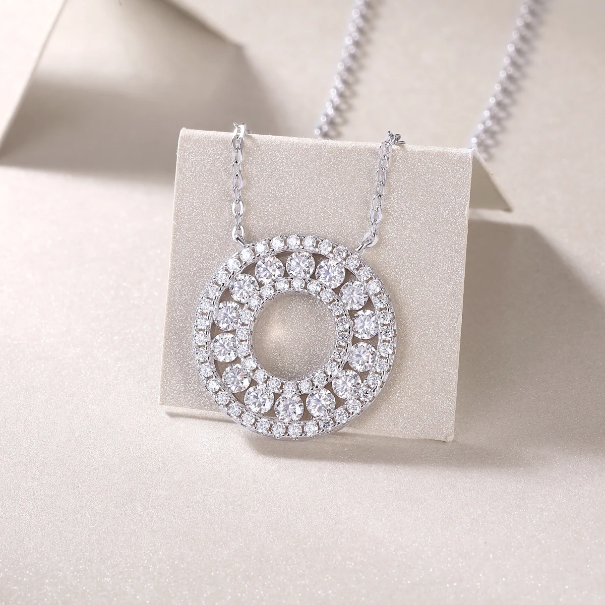 Reciprocating Luxury Fashion Diamond Pendant Necklace Set With Moissanite Diamond Silver Ornaments