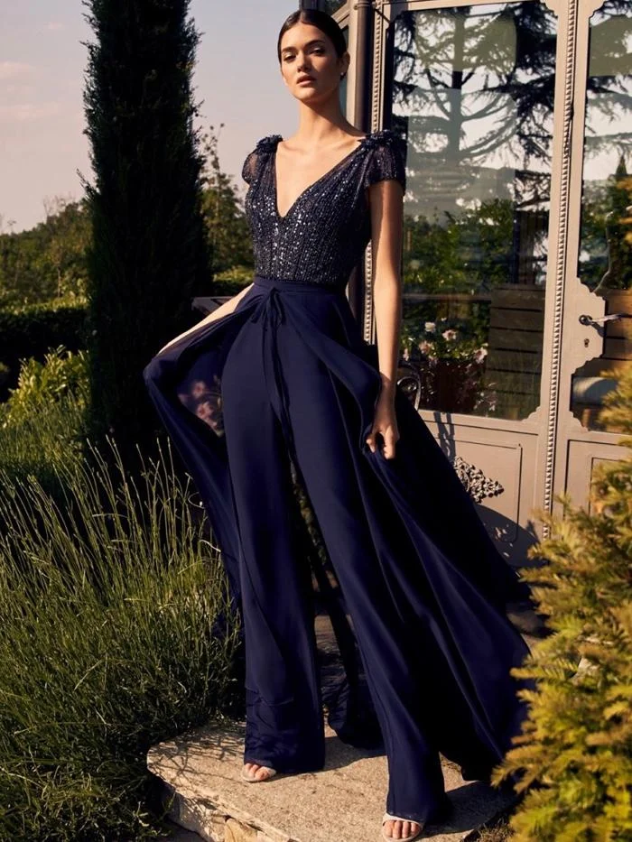 Fashionable and elegant V-neck jumpsuit
