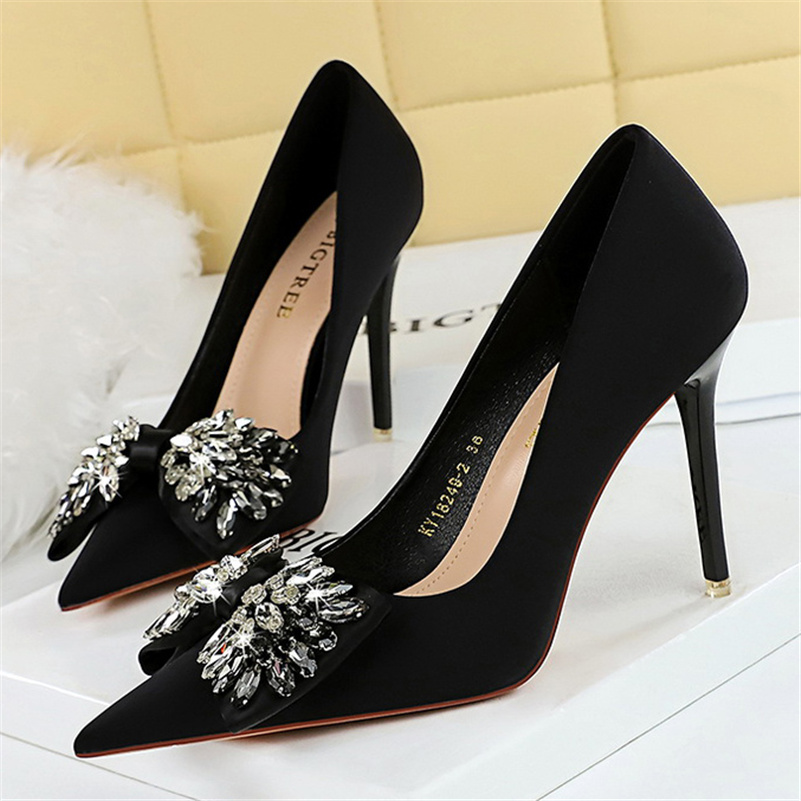 2025 Women 10.5cm High Heels Scarpins Silk Pumps Lady Crystal Rhinestone Fetish Butterfly Knot Bow Low Heels Satin Party Shoes Shoes