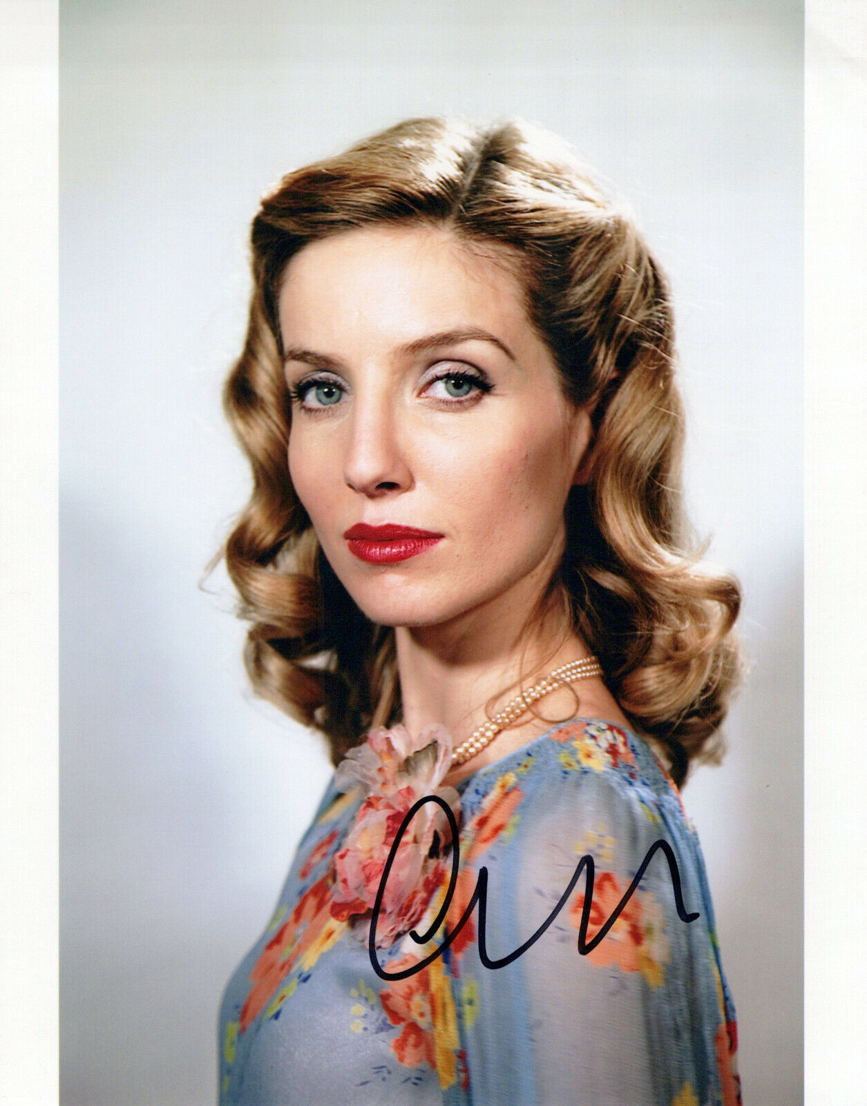 Annabelle Wallis glamour shot autographed Photo Poster painting signed 8x10 #3 damaged rt corner