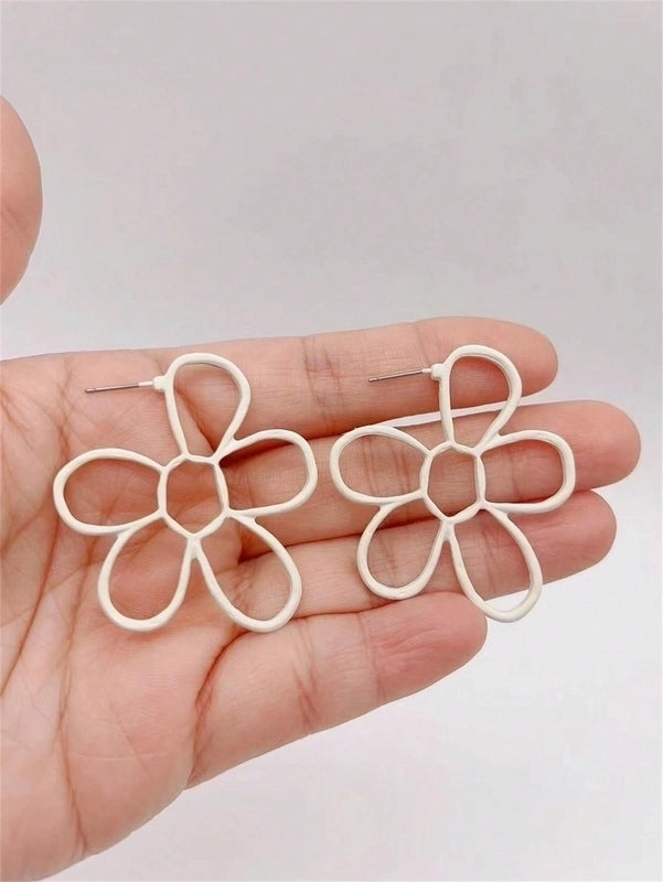 1 Pair Elegant Sweet Pastoral Flower Stoving Varnish Hollow Out Titanium Steel Iron Gold Plated Ear Studs