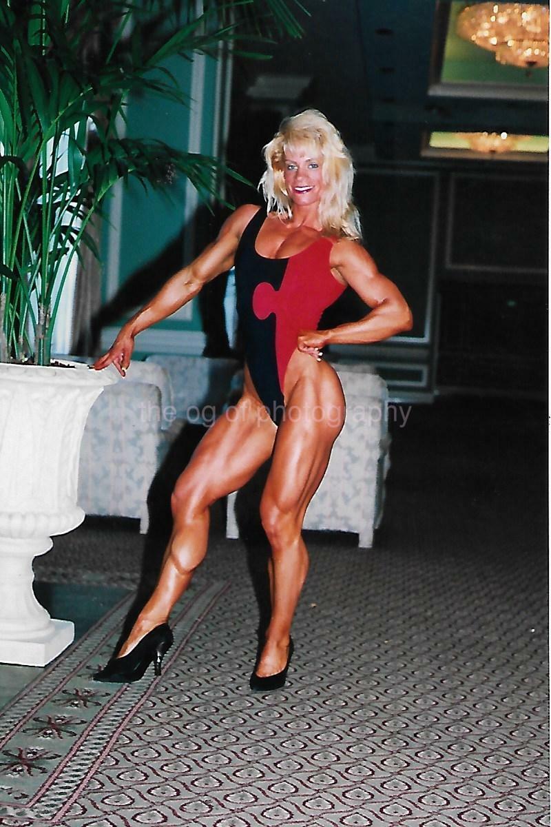 FEMALE BODYBUILDER 80's 90's FOUND Photo Poster painting Color MUSCLE WOMAN Original EN 17 11 H