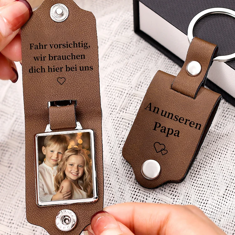 Personalisierter Foto & Text Leder Schlüsselanhänger-Fahr Vorsichtig, wir brauchen dich hier bei uns-Geschenk für Vater