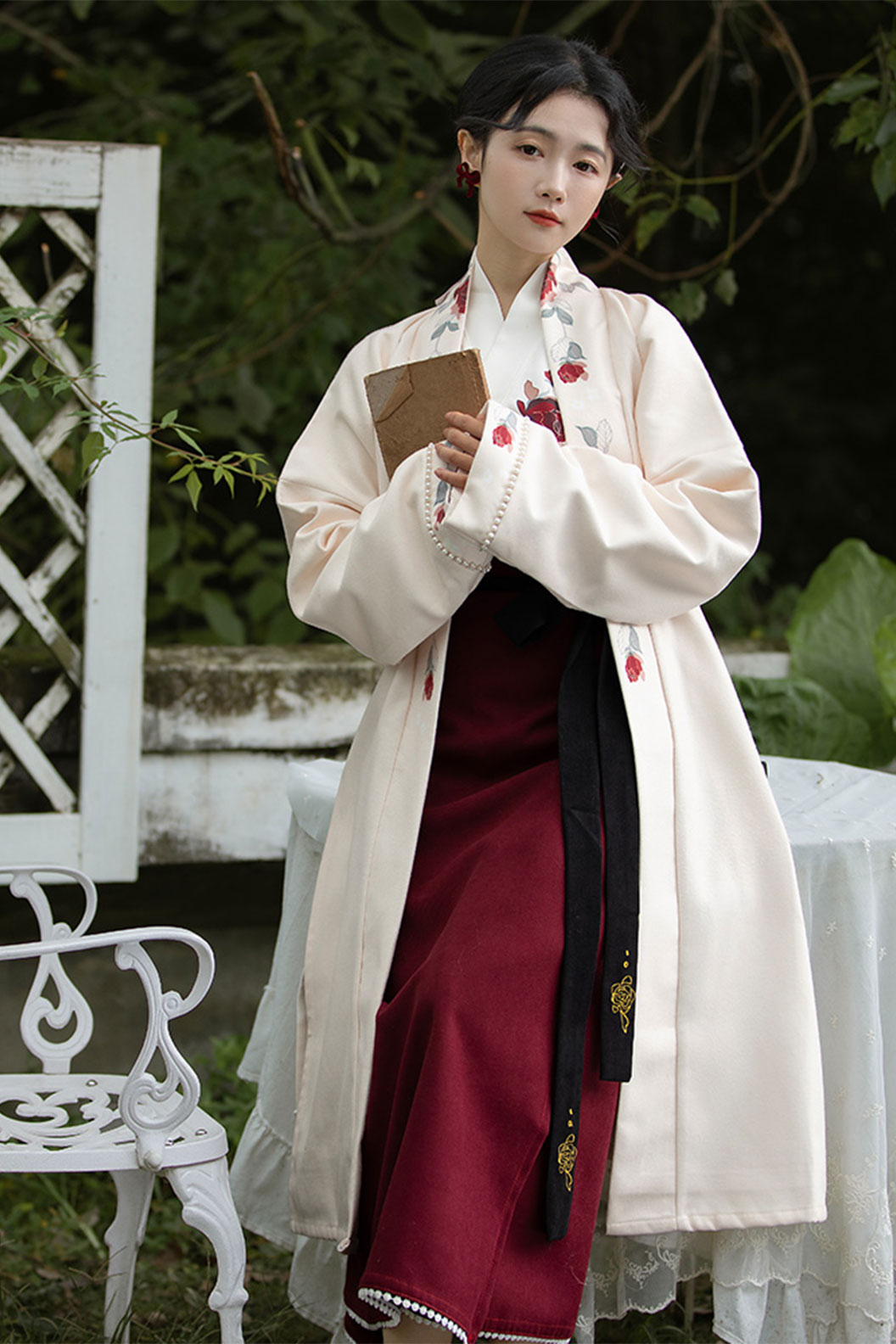 Song Dynasty Red-white Hanfu Dress Rose Print with Twirl Skirt - meiguixinshi 玫瑰心事 Stupa Stones