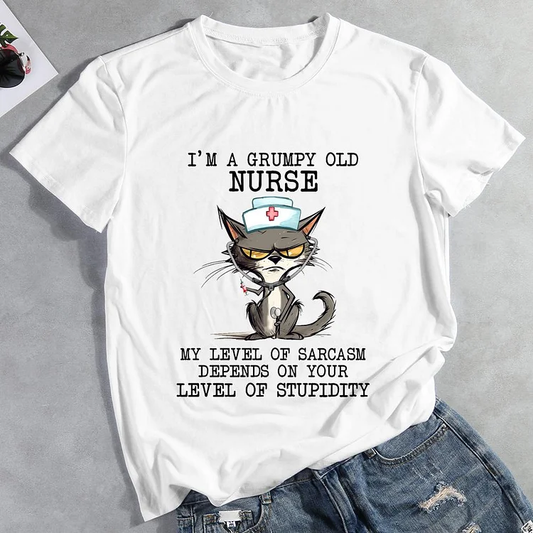 I'm a Grumpy Old Nurse Cat Round Neck T-shirt