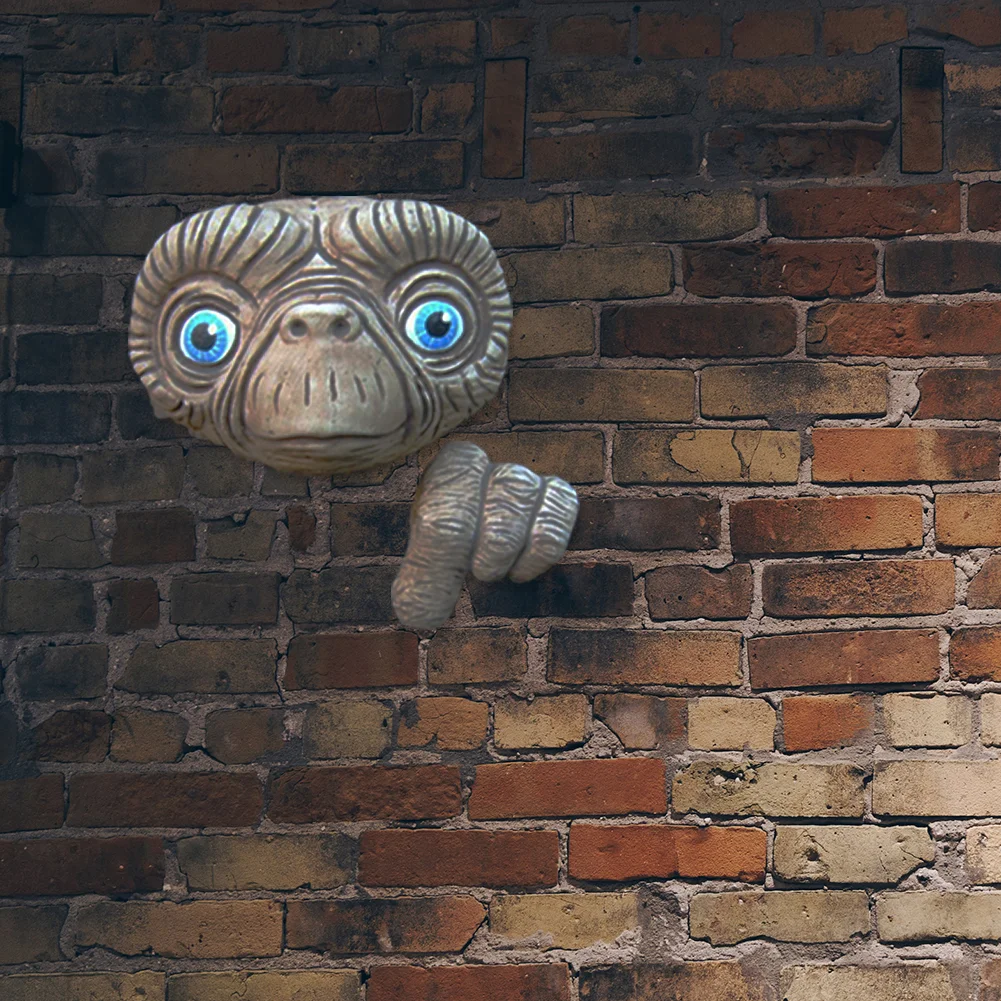 Resin Craft Alien Peeker Statue Yard Art Ornament Garden Fences Door Decor
