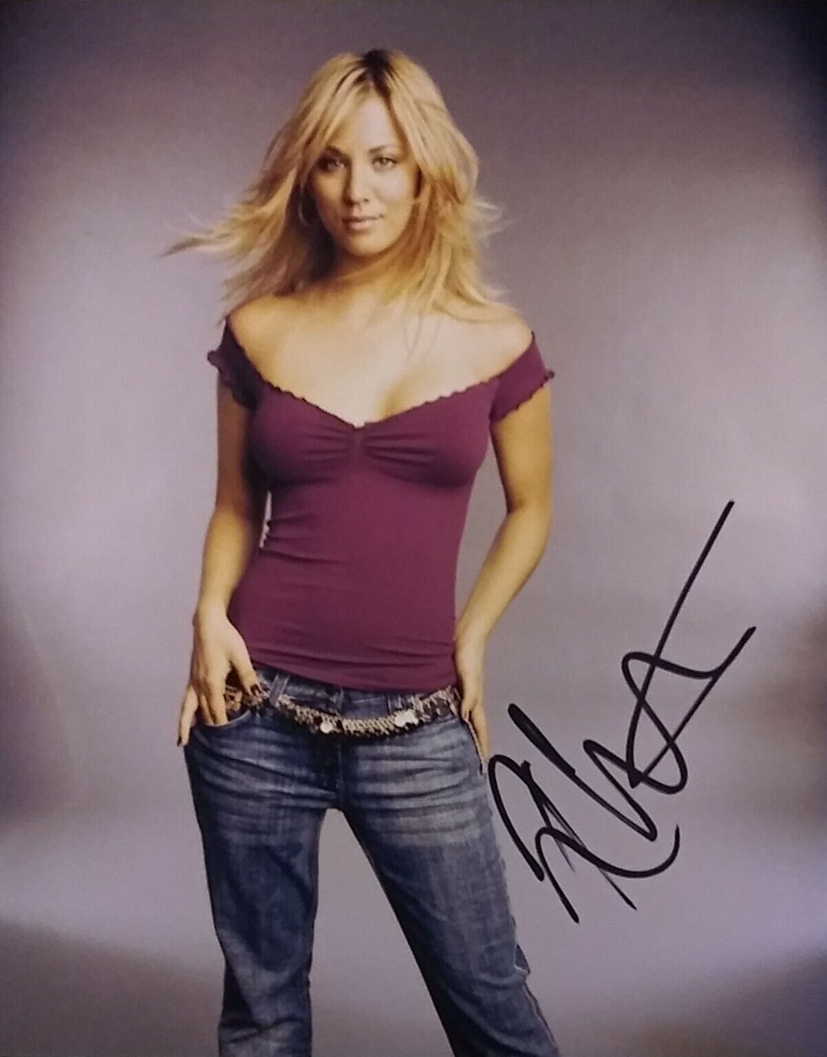 Kaley Cuoco signed 8x10