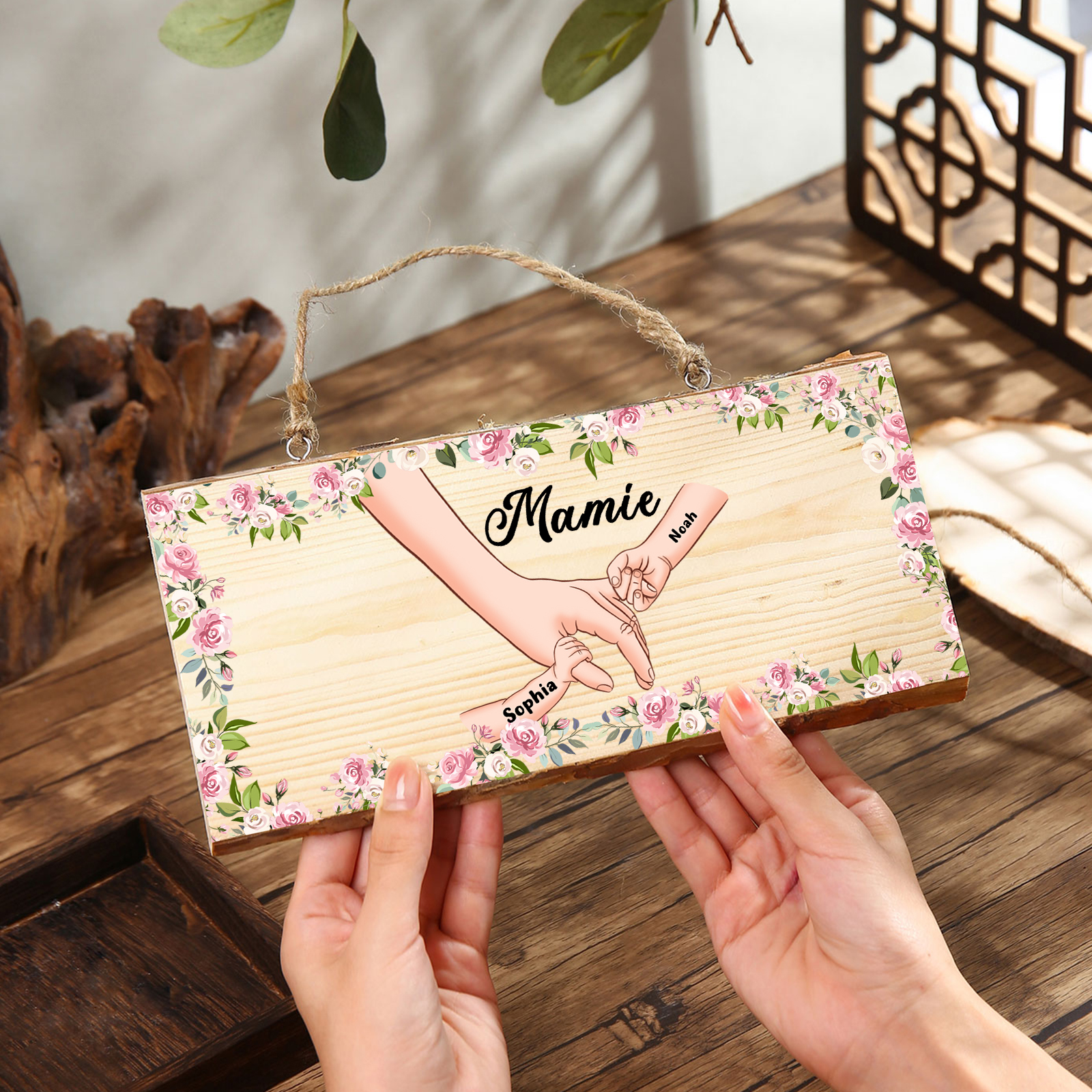 À ma Mamie - Décoration en bois la main dans la main 1-6 Prénoms Personnalisés pour Famille Peinture Décorative