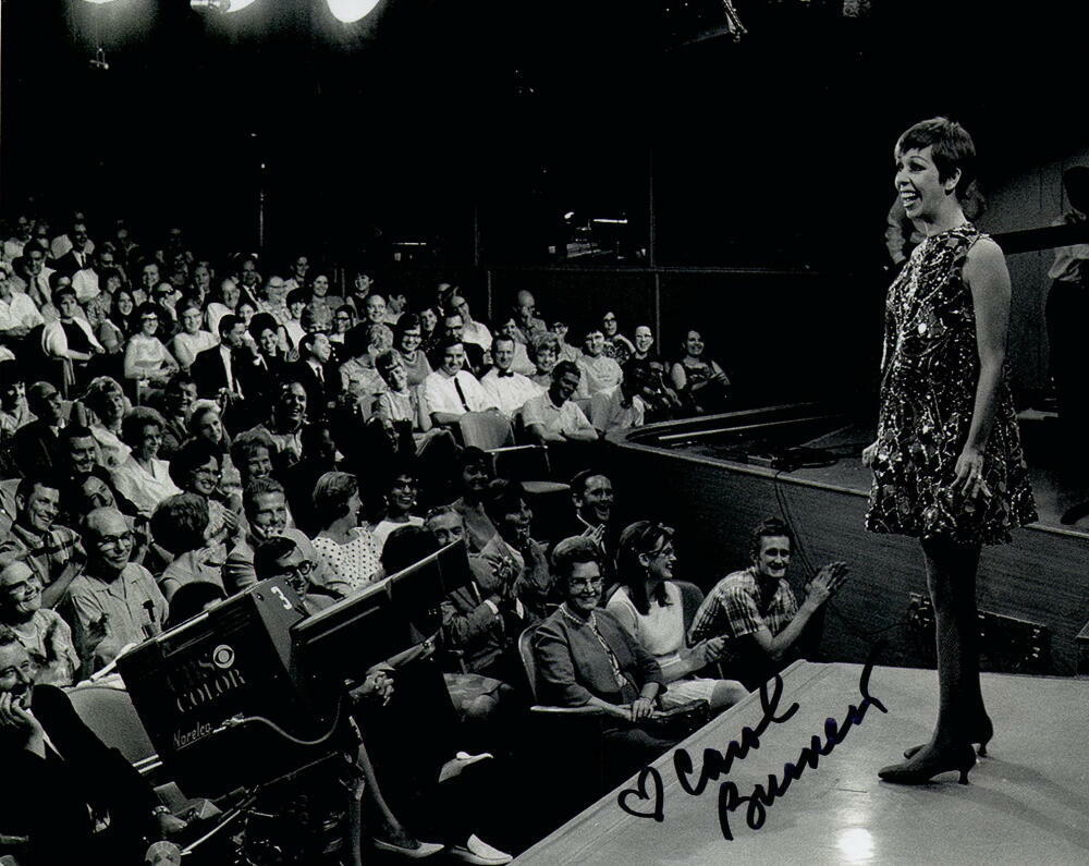 CAROL BURNETT SIGNED AUTOGRAPH 8X10 Photo Poster painting - UNIQUE IMAGE FROM HER LEGENDARY SHOW