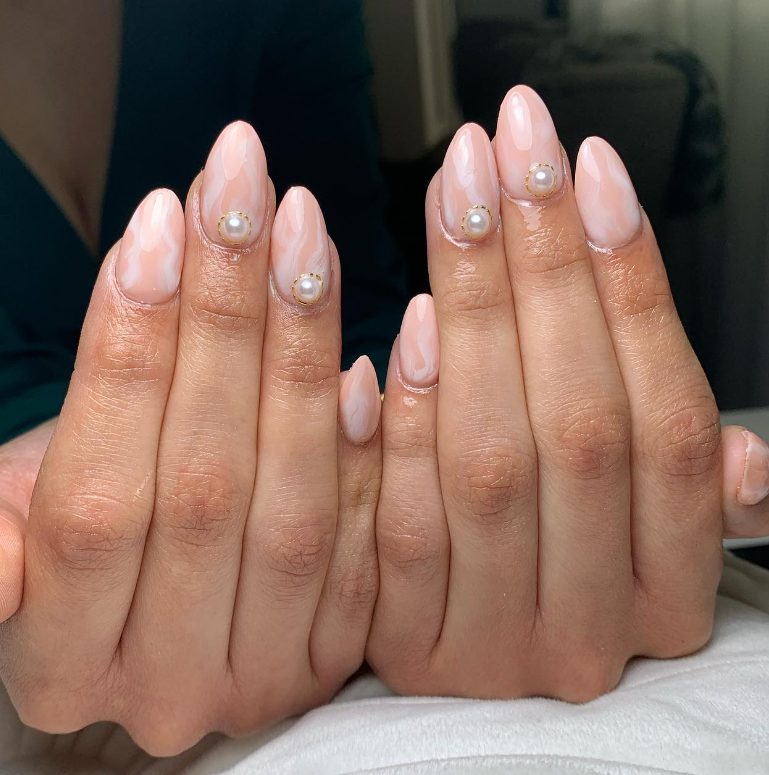 Chic and Sleek Short Almond Nail Designs for Summer 2023 Morovan