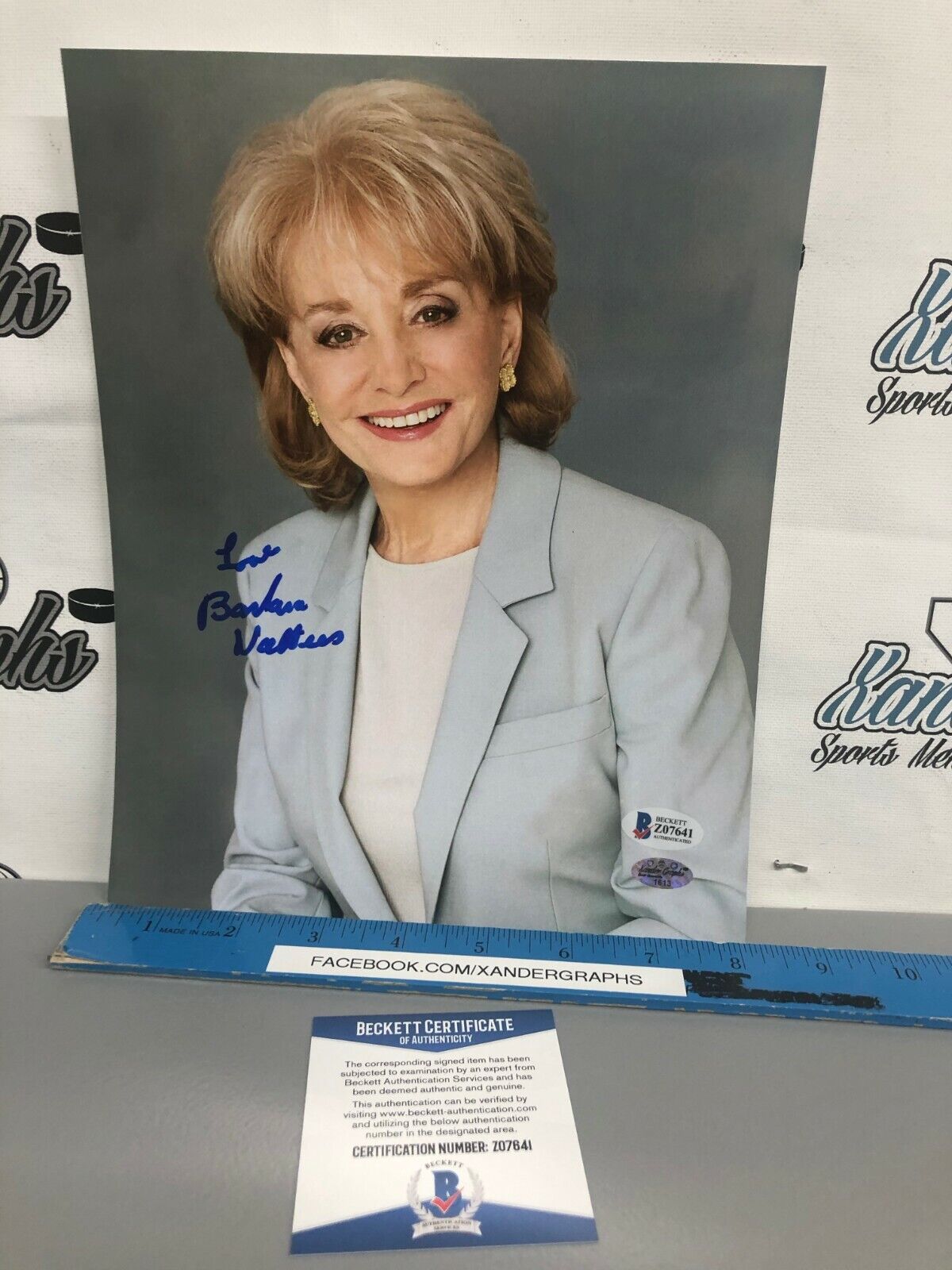 BARBARA WALTERS 20/20 THE VIEW AUTOGRAPHED SIGNED 8X10 Photo Poster painting-BECKETT BAS COA