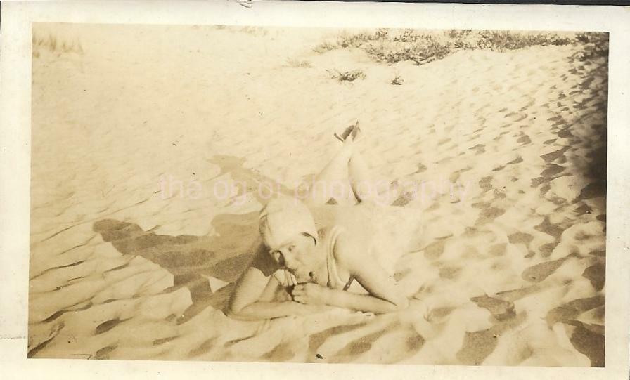 BEACH GIRL Vintage FOUND Photo Poster paintingGRAPH bw Original Snapshot JD 110 10 X