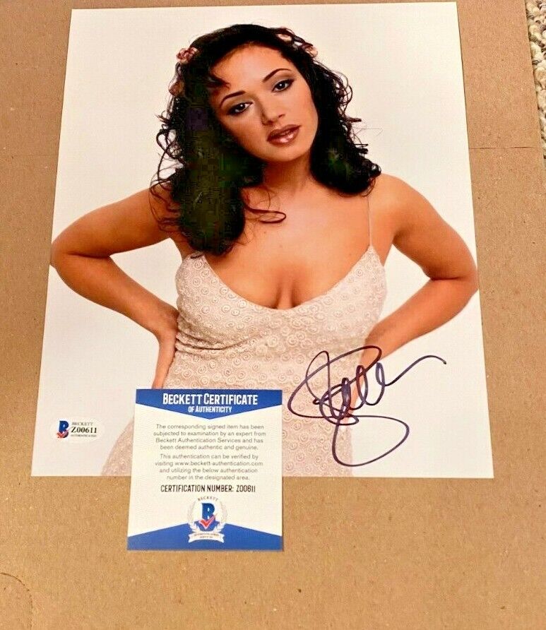 LEAH REMINI SIGNED KING OF QUEENS 8X10 Photo Poster painting BECKETT CERTIFIED