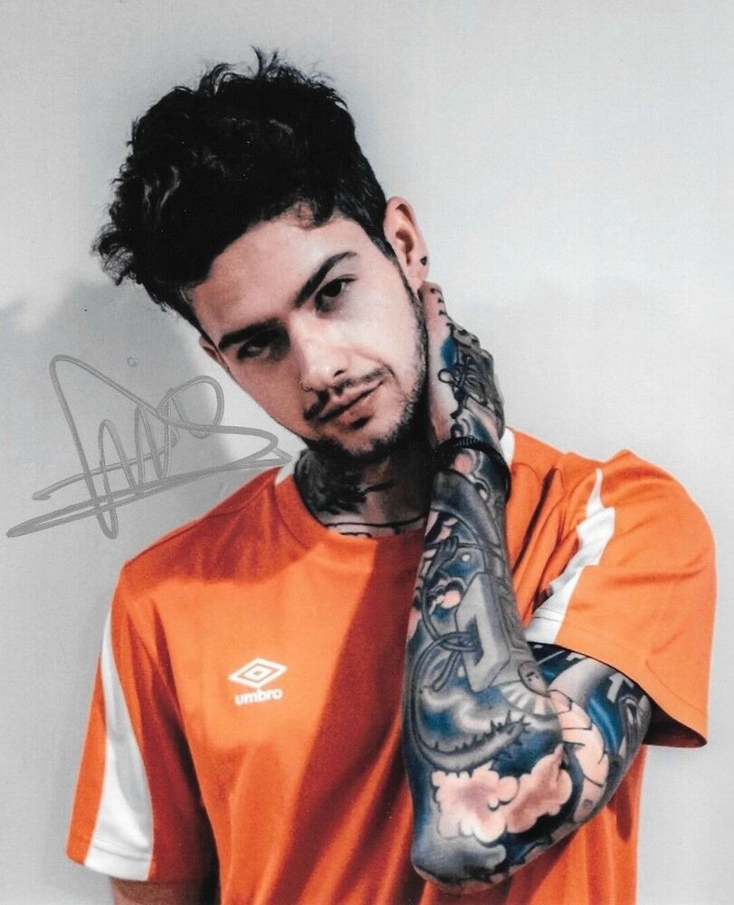 * TRAVIS MILLS * signed 8x10 Photo Poster painting * GIRLFRIENDS * T-MILLS * 8