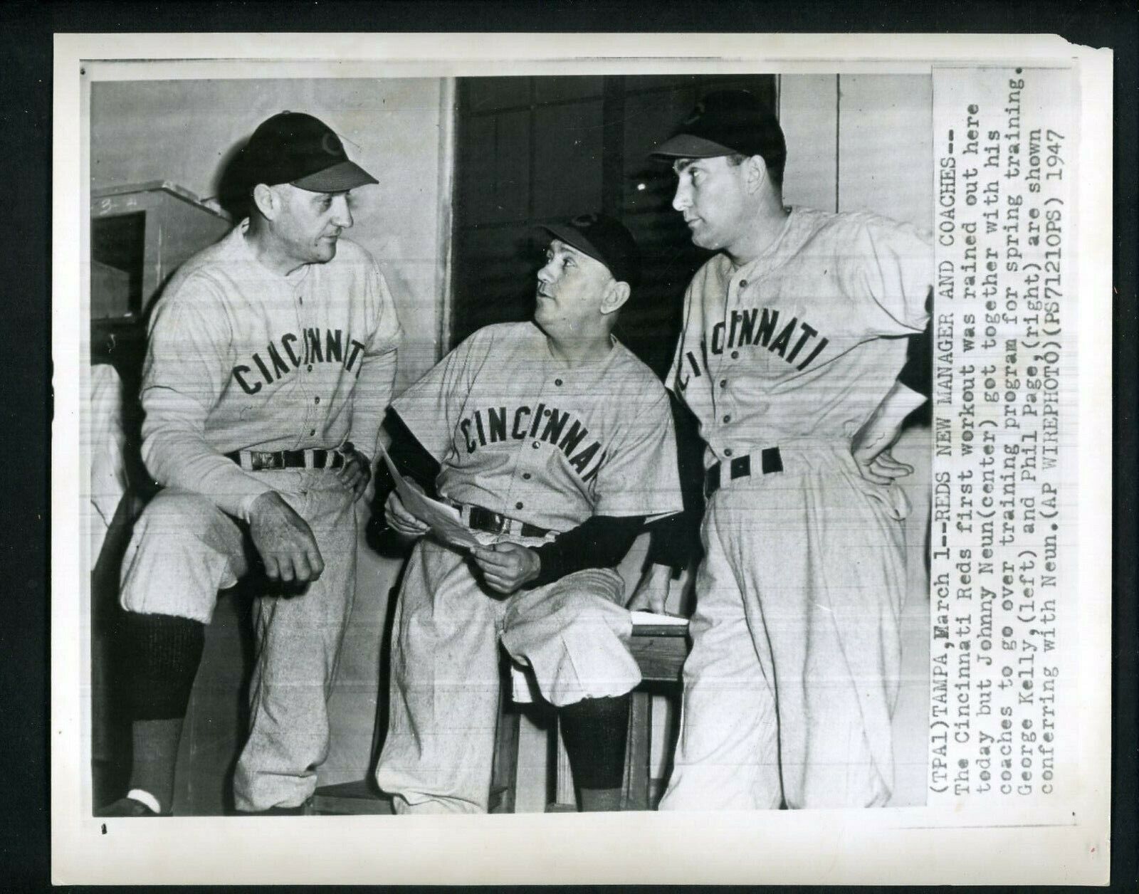 Johnny Neun George Kelly & Phil Page 1947 Press Photo Poster painting Cincinnati Reds