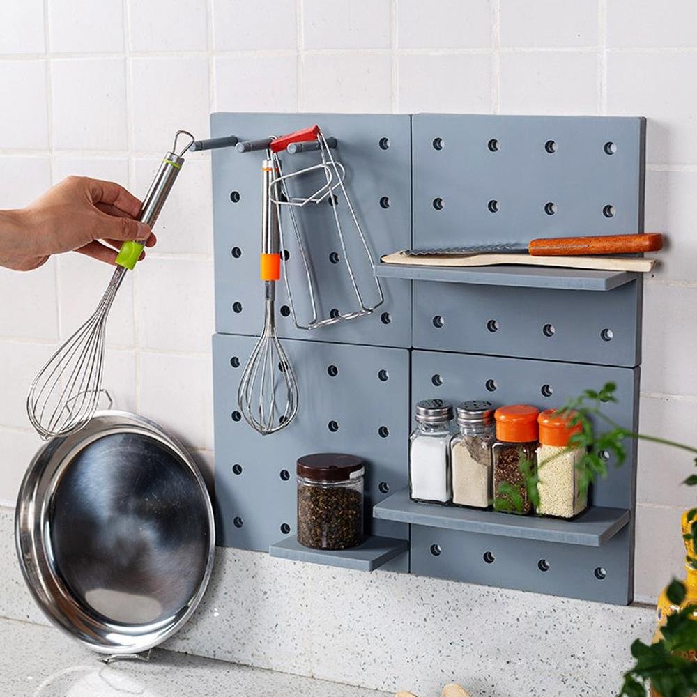 Praktisches Aufbewahrungsregal auf der Wand