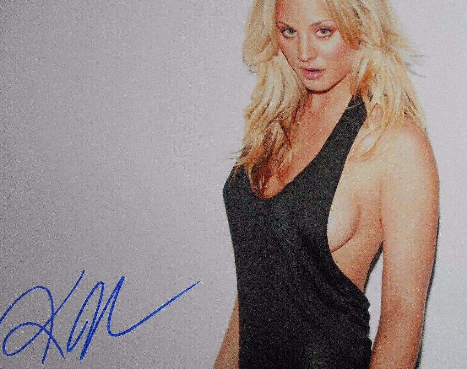 KALEY CUOCO * SEXY SIDE BOOB * QUALITY 8x10 HAND SIGNED Photo Poster painting SUPER HOT