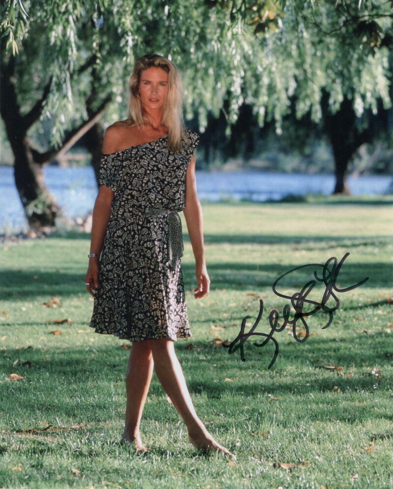 KELLY LYNCH SIGNED AUTOGRAPH 8X10 Photo Poster painting - ROAD HOUSE BABE, COCKTAIL, 90210 RARE!