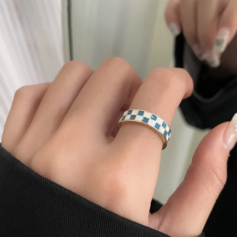 Vintage-Inspired Checkered Pattern Couples Resizable Rings