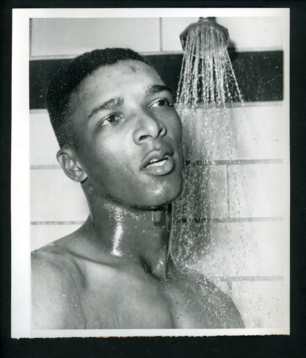 Vada Pinson showers after a game 1959 Press Photo Poster painting Cincinnati Reds