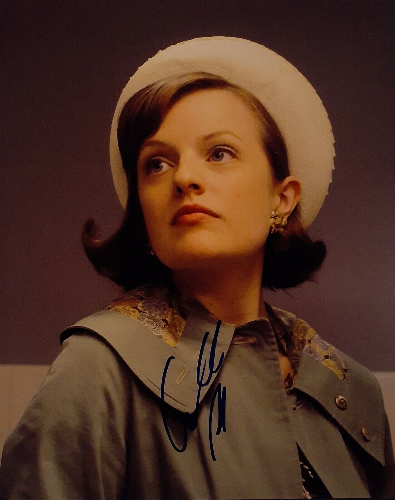 Elisabeth Moss signed 8x10