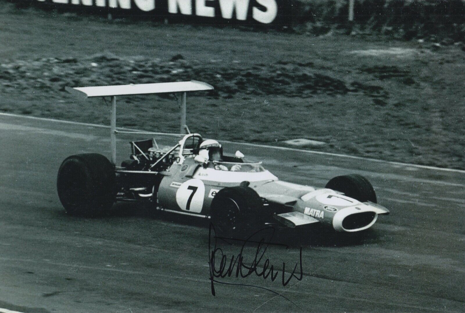 Jackie Stewart Main Signé 12x8 Photo Poster painting F1 Autographe Elf équipe Tyrrell 17