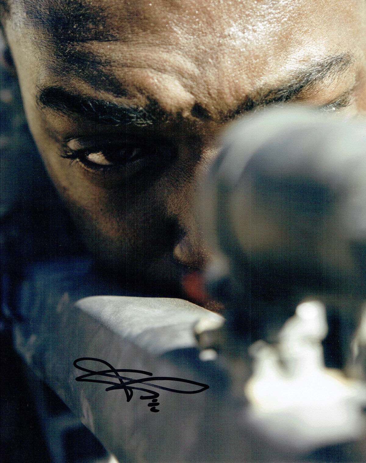 Anthony MACKIE SIGNED 10x8 Autograph Photo Poster painting AFTAL COA The Hurt Locker Actor