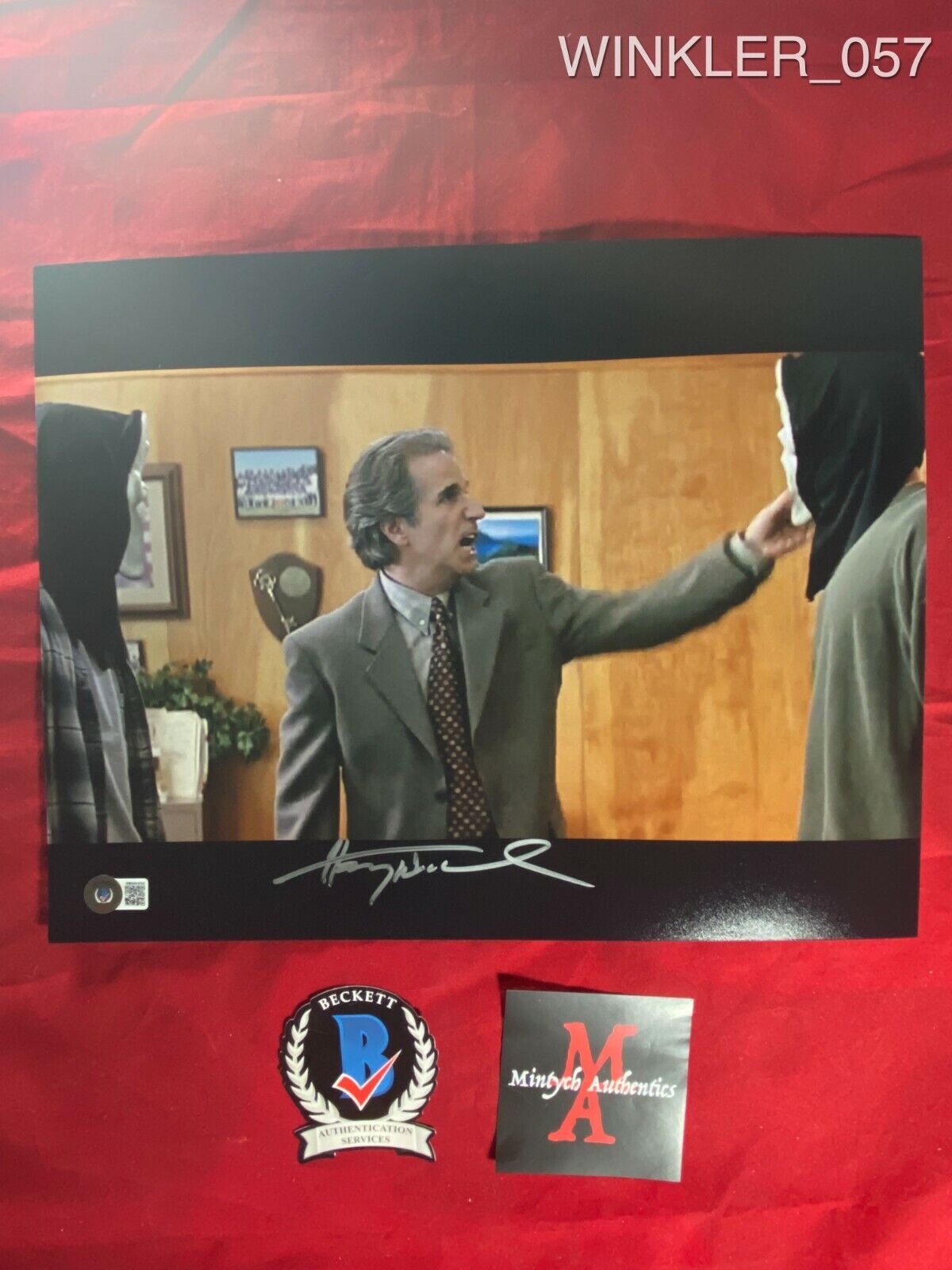 HENRY WINKLER AUTOGRAPHED SIGNED 11x14 Photo Poster painting! SCREAM! BECKETT COA!