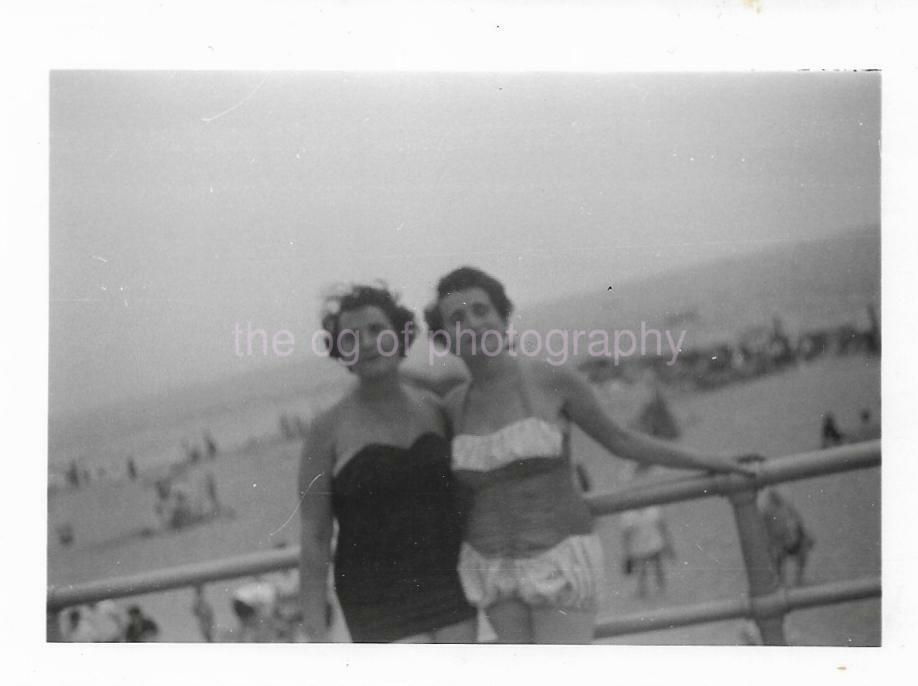 Swimsuit Portrait b+w FOUND Photo Poster painting Original Snapshot WOMEN Shipping D 99 11 O