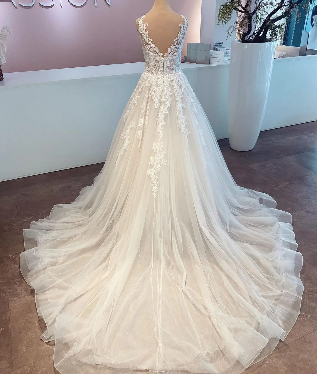 Gorgeous Long A-line V-neck Floor-length Backless Wedding Dress with Tulle Lace main image 1