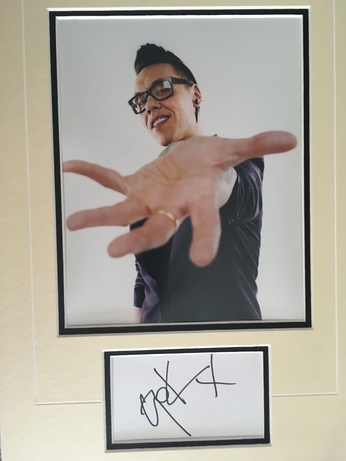 GOK WAN - TOP TV FASHION GURU - SUPERB SIGNED Photo Poster painting DISPLAY