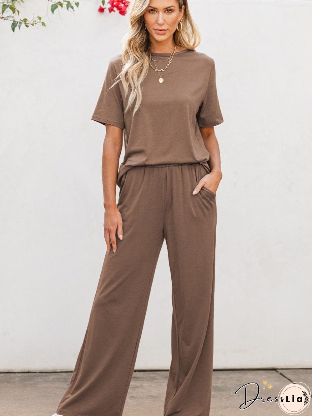 Relaxed and Stylish: Two-Piece Set for Weekend Wear