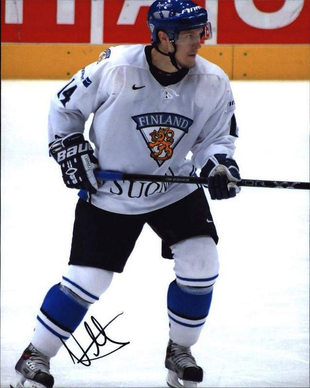 Niklas Hagman signed NHL hockey 8x10 Photo Poster painting W/Cert Autographed A0001