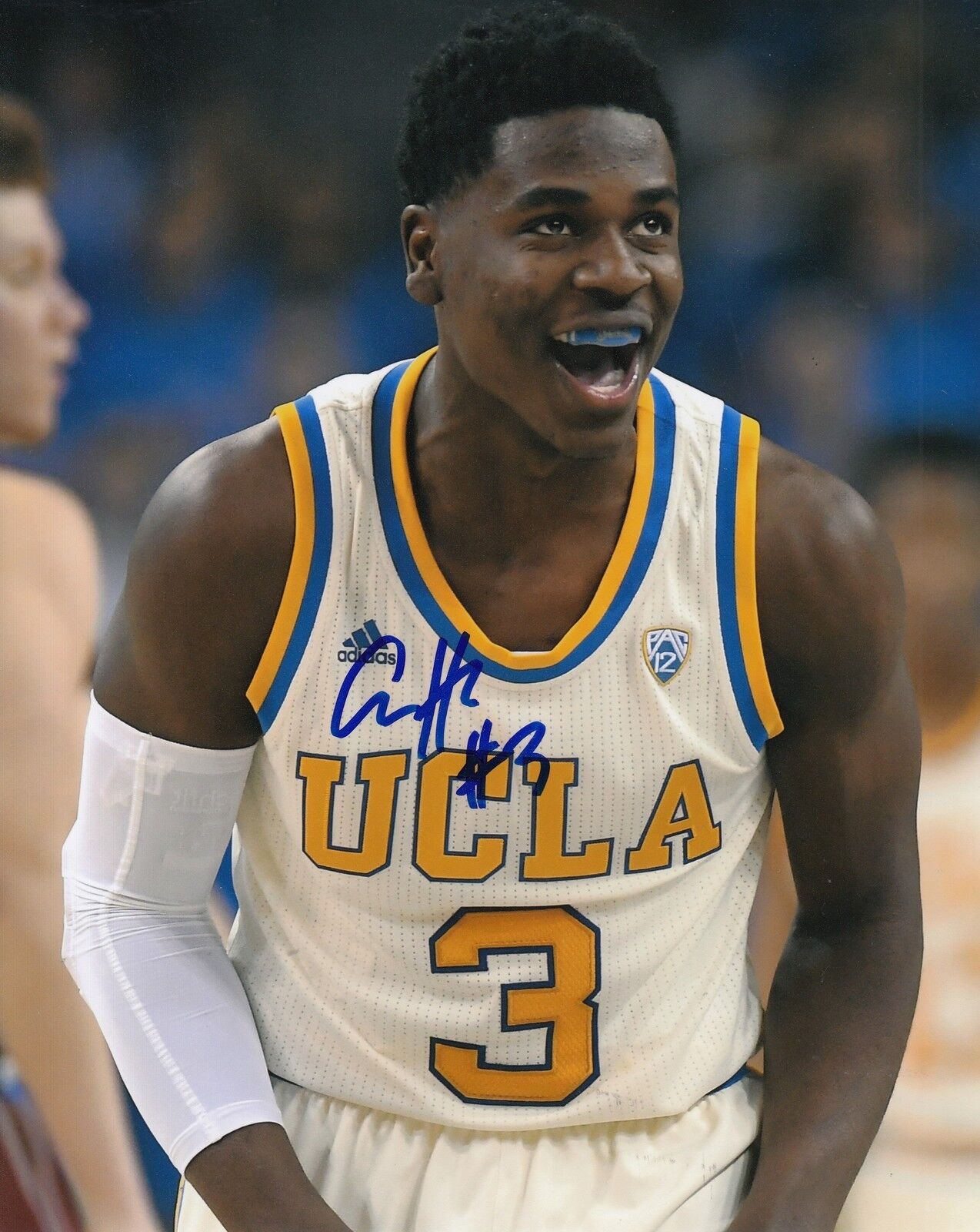 AARON HOLIDAY signed (UCLA BRUINS) basketball 8X10 Photo Poster painting *NBA DRAFT* W/COA #5