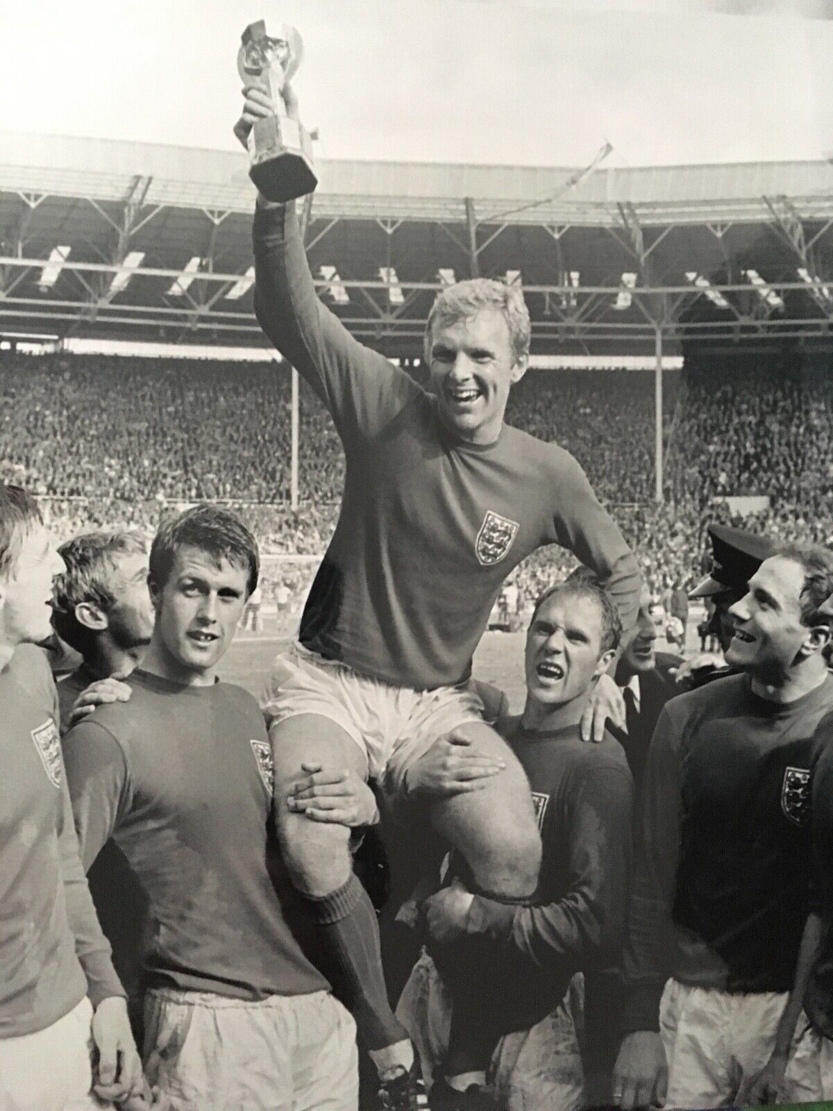 BOBBY MOORE - WORLD CUP WINNER - EXCELLENT UNSIGNED WEMBLEY Photo Poster paintingGRAPH