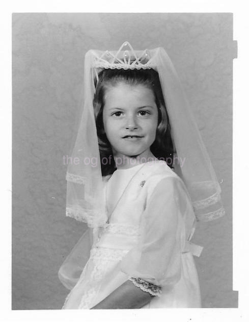 PORTRAIT OF A YOUNG GIRL Vintage FOUND Photo Poster painting bwOriginal 05 22 W