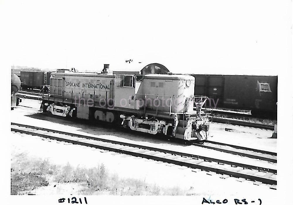 TRAIN Locomotive VINTAGE FOUND RAILROAD Photo Poster painting bwOriginal 04 8 L