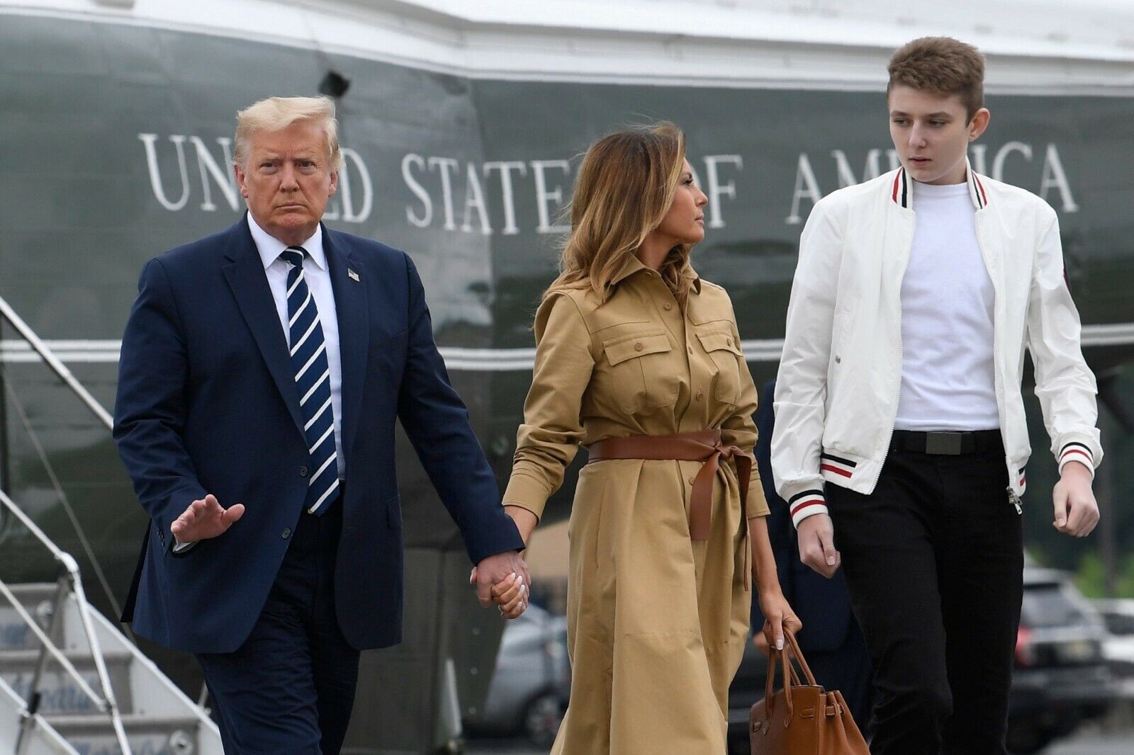 PRESIDENT DONALD MELANIA & BARRON TRUMP WHITE HOUSE 8.5X11 Photo Poster painting POSTER PICTURE