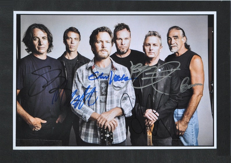 PEARL JAM SIGNED Photo Poster painting X6 Eddie Vedder, Mike Mccready, Jeff Ament, Stone Gossard, Matt Cameron, Dave Krusen wcoa