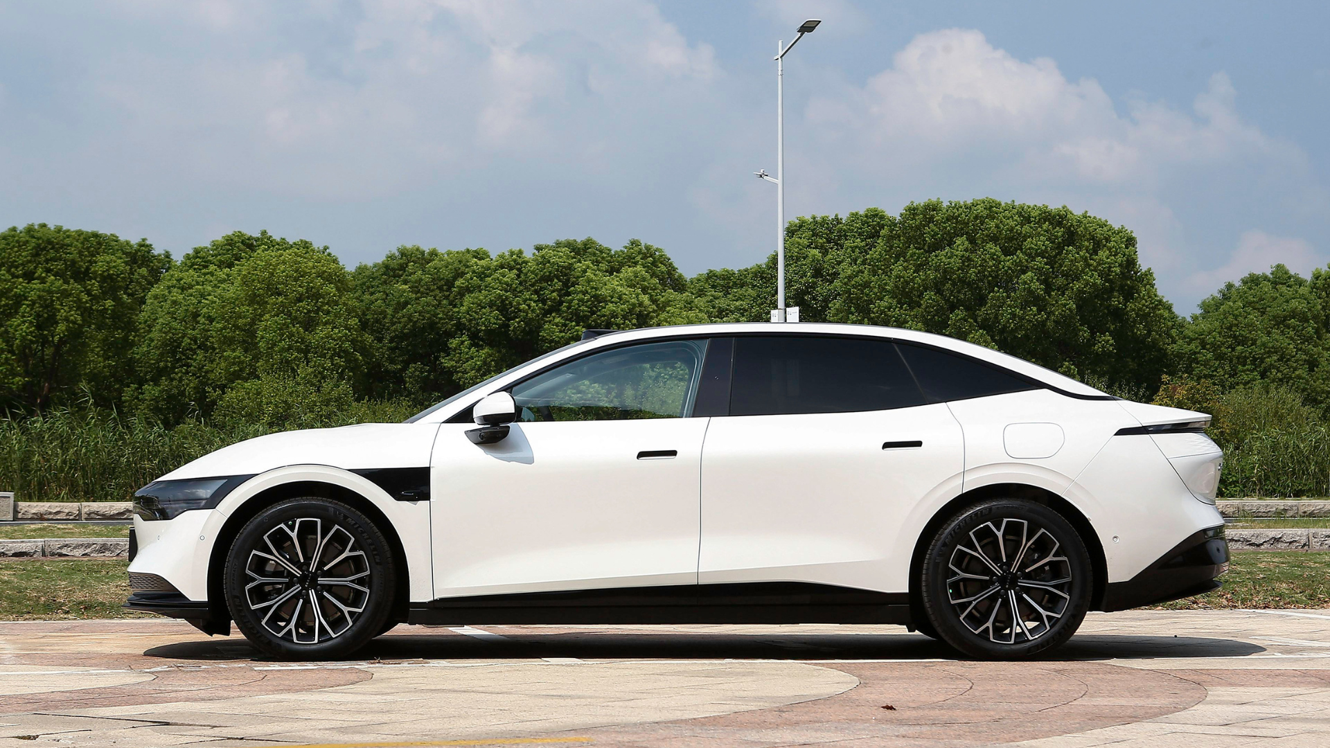 2025 Zeekr 007: The Fastest Charging EV with Second-Generation Golden BatteryBanner