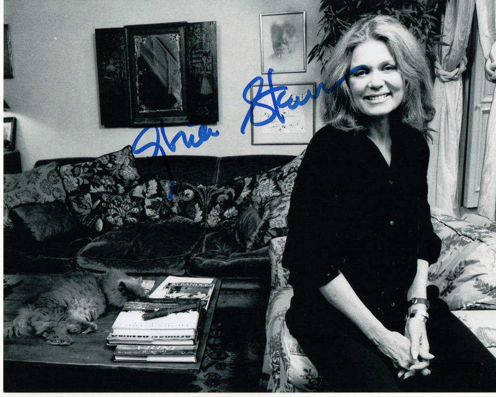 GLORIA STEINEM SIGNED AUTOGRAPHED 8X10 Photo Poster painting - LEGENDARY FEMINIST ICON