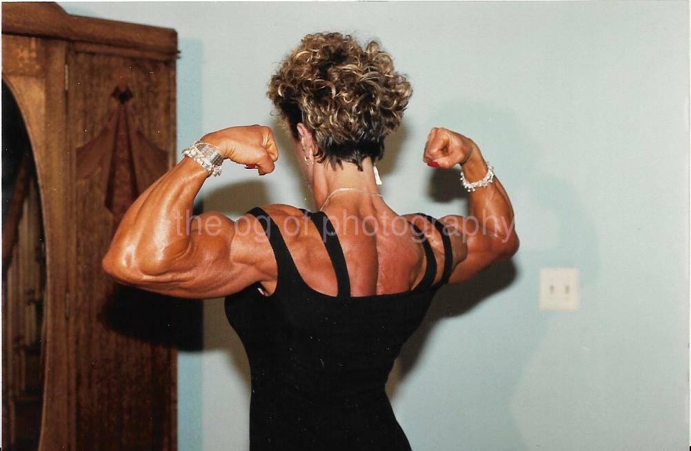 FEMALE BODYBUILDER 80's 90's FOUND Photo Poster painting Color MUSCLE WOMAN EN 111 18 ZZ