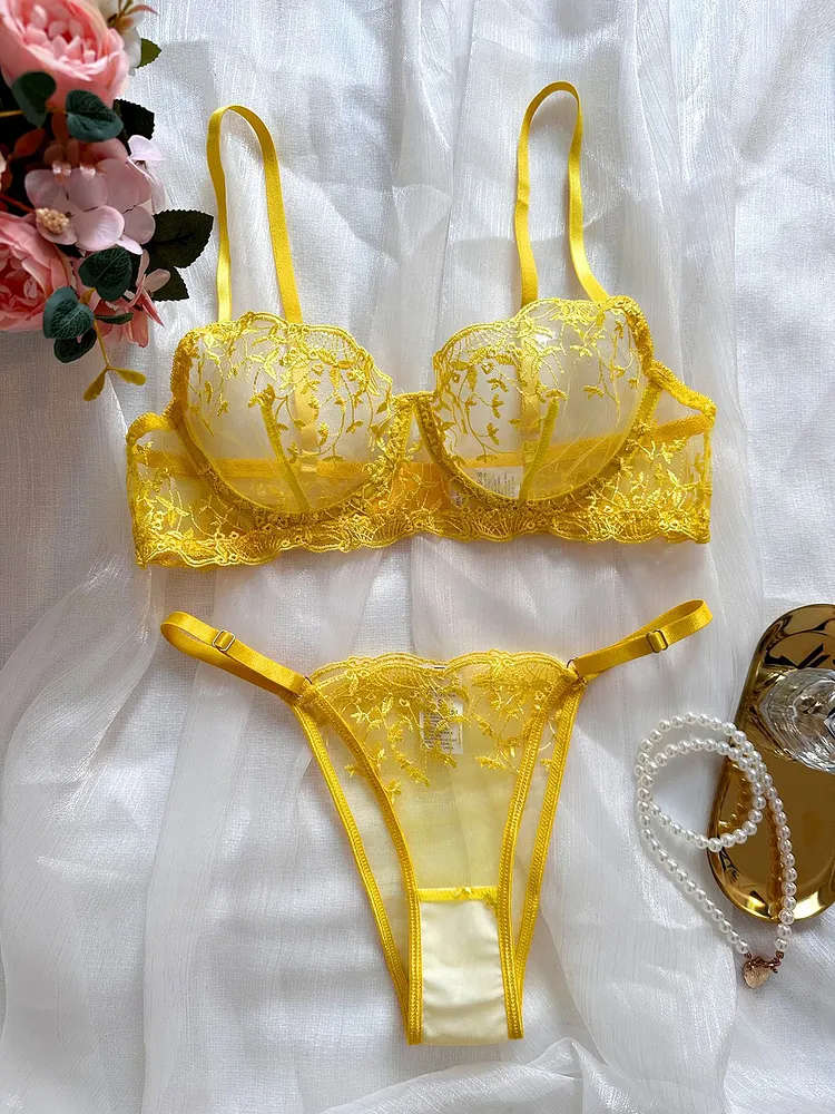 Modelo con conjunto de lencería SAMÉA