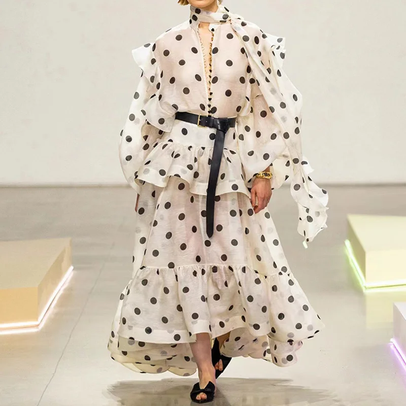 Completo due pezzi elegante con camicia a pois, colletto a sciarpa, gonna con volant e top