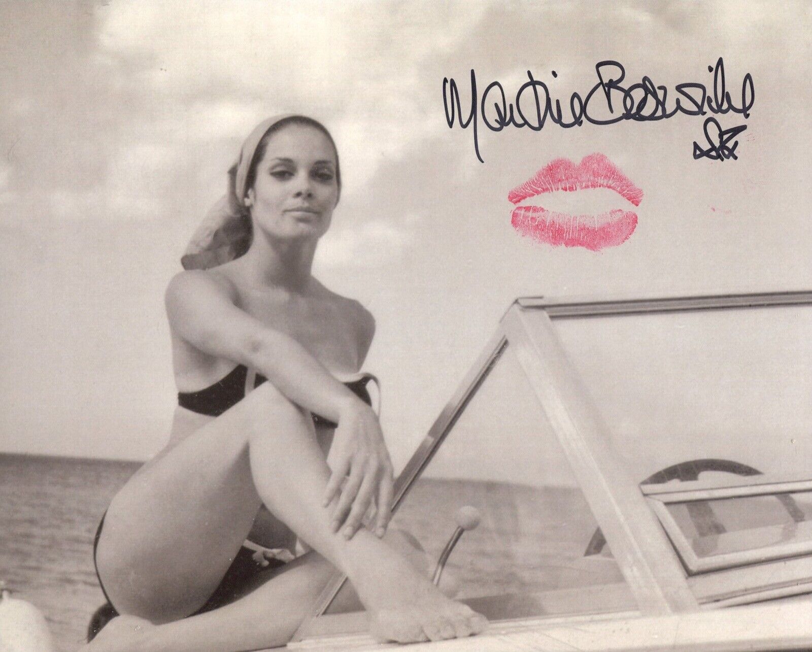 007 Bond girl Martine Beswick signed & kissed Thunderball Photo Poster painting No3