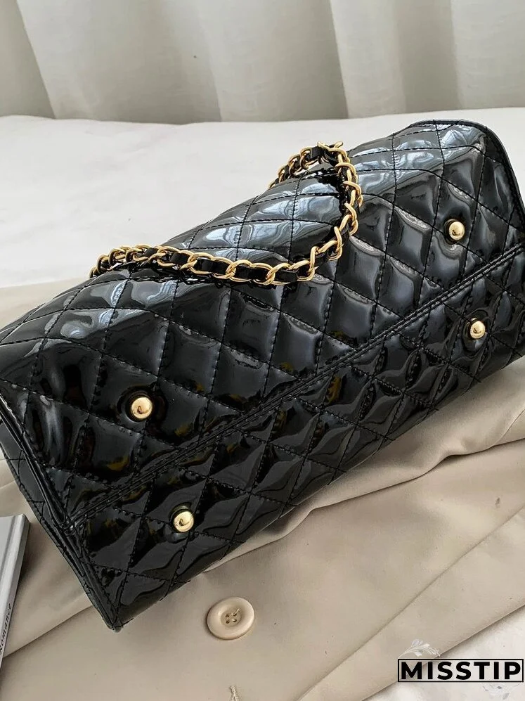 Random Twist Lock Quilted Chain Bag