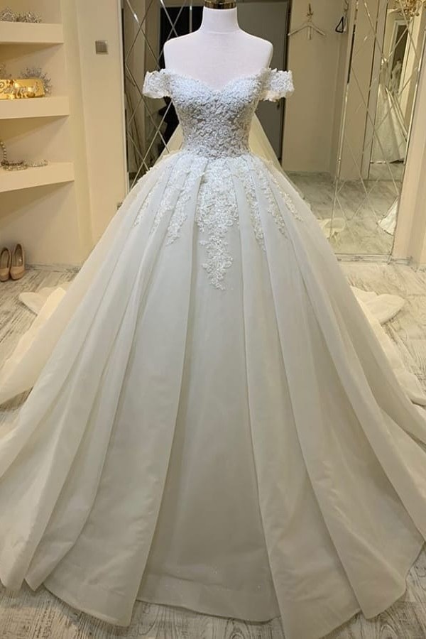 Chic Sweetheart Off-the-Shoulder Ruffles Wedding Dress With Lace Appliques - lulusllly