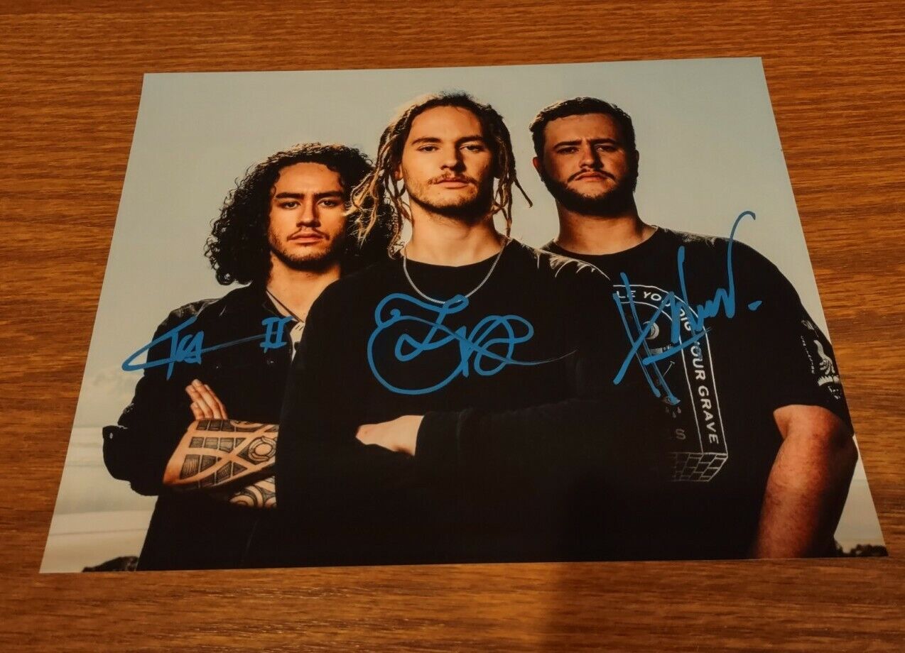 ALIEN WEAPONRY SIGNED 8x10 Photo Poster painting Henry Lewis De Jong COA